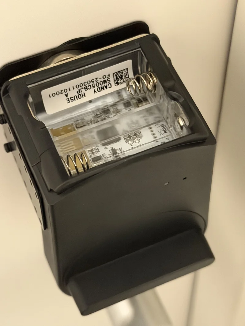 電池室を開けたところ、純正CANDY HOUSE製CR123Aが入っている