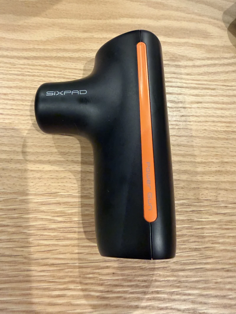 SIXPADパワーガン本体、ロゴとオレンジのPowerGunラインが見える外観