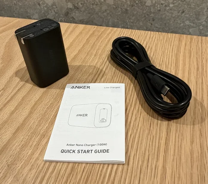 Anker Nano Charger (100W)の同梱物一式。充電器本体・USB-Cケーブル・クイックスタートガイド