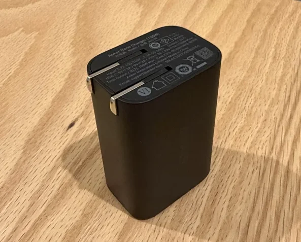Anker Nano Charger (100W)の折りたたみ式プラグと仕様ラベル面