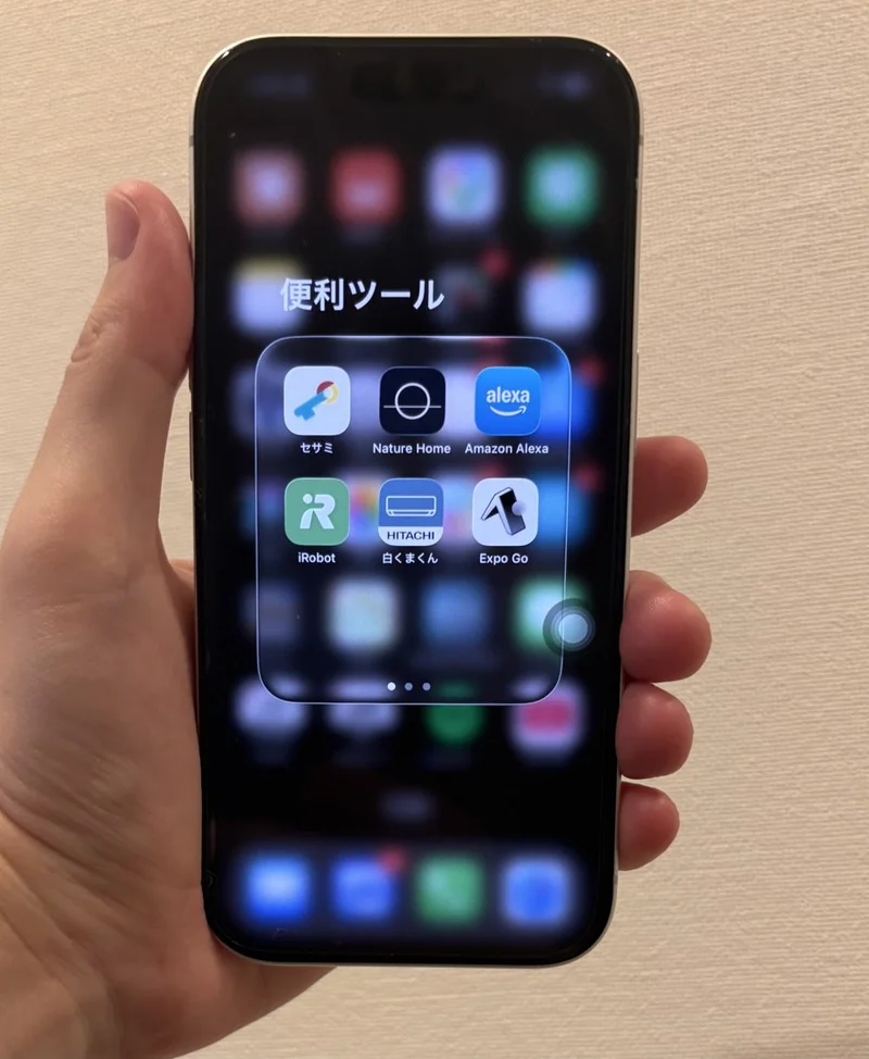 iPhone 17 Proを片手で持ったところ。親指が画面の左端まで届いている