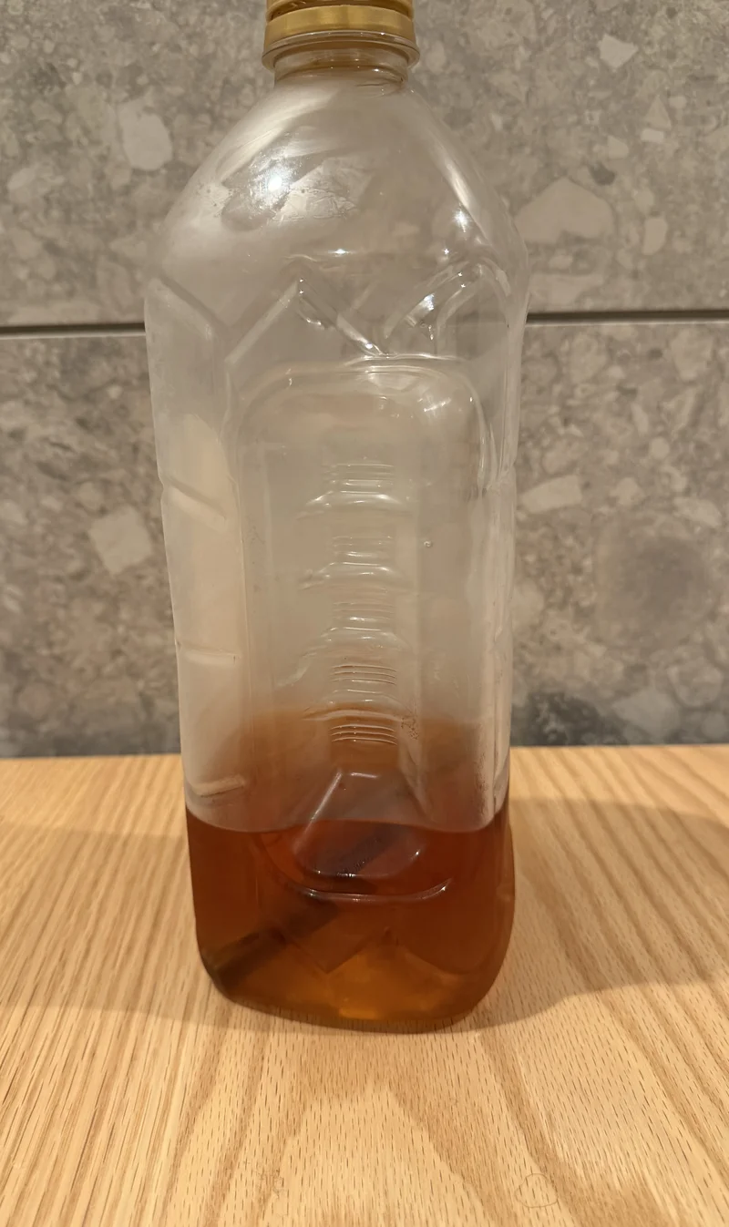 15日目の角瓶ペットボトル。飲み進めて液面が下がっている