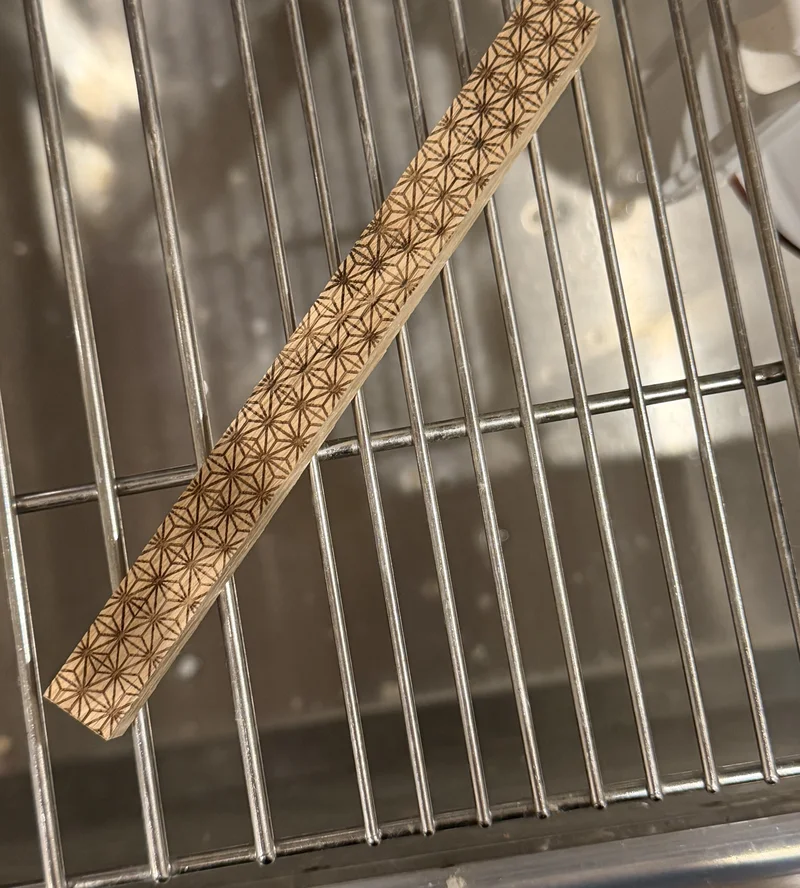 水洗いしたミズナラスティックをキッチンの水切りカゴに立てかけて乾燥させている様子