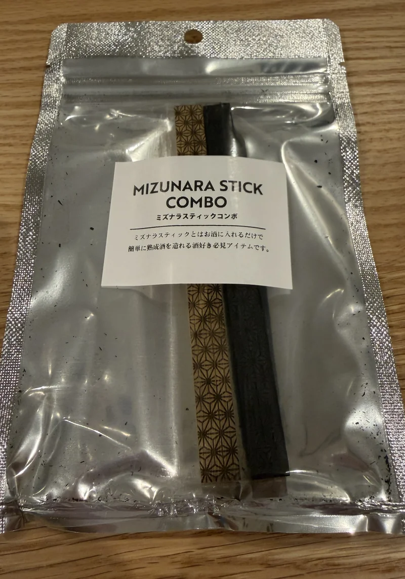 ミズナラスティックコンボのパッケージ。銀色のジッパー袋に黒いスティックと麻の葉柄のスティックが1本ずつ入っている