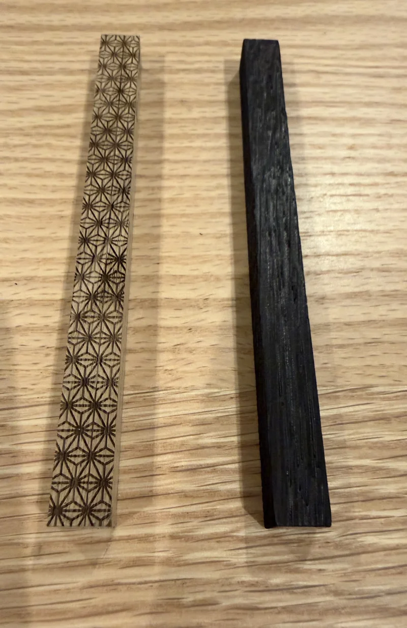 麻の葉柄がレーザー刻印されたナチュラル材のスティックと、黒く焦がされたチャー済みスティックを並べた比較