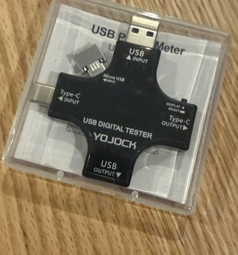 クリアケースに入ったYOJOCK UT003-JP本体。入力・出力の各ポートが見える