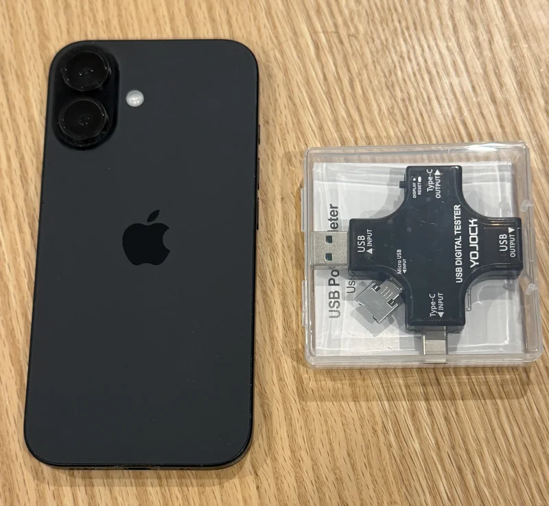 YOJOCK UT003-JPとiPhone 16を並べた大きさ比較